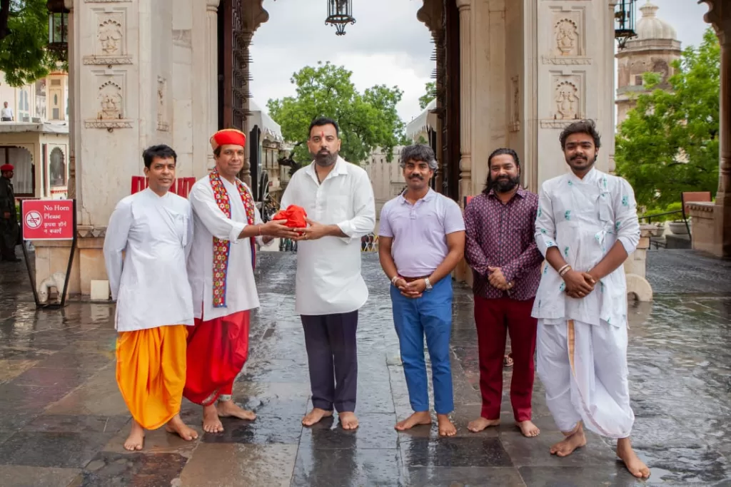 जगदीश मंदिर के पुजारियों-सेवादारों ने डॉ. लक्ष्यराज सिंह मेवाड़ को दिया जगन्नाथ रथयात्रा का आमंत्रण