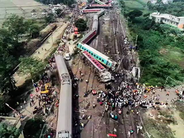 बालासोर : हादसे में मारे गए लोगों के शव जिस स्कूल में रखे थे, उस स्कूल की छत को ढहा दिया गया, इमारत गिराने पर भी विचार जारी