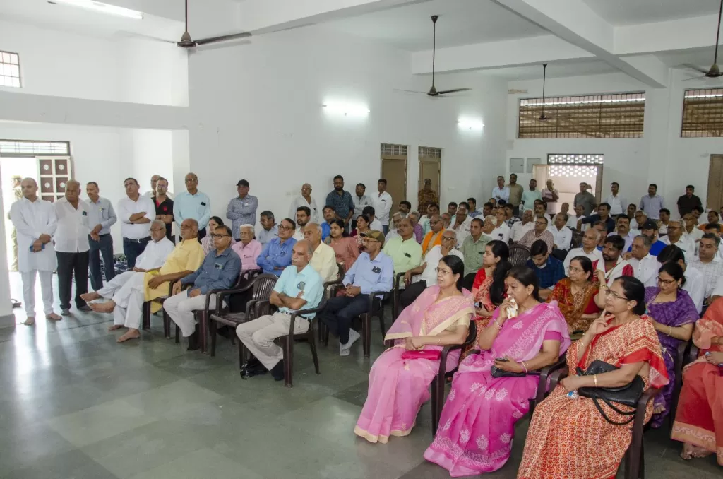 प्रो. श्रीमाली की स्मृति में वृक्षारोपण, वक्ता बोले-उनके व्यक्तित्व से सीखने की जरूरत