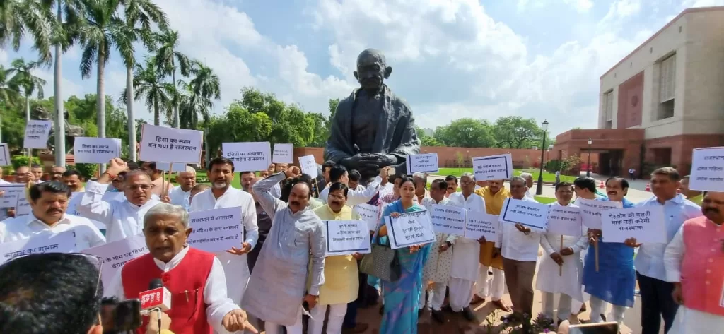 भाजपा सांसदों का संसद में महात्मा गांधी की प्रतिमा के सामने प्रदर्शन, मुद्दा राजस्थान व पश्चिमी बंगाल में महिलाओं पर अत्याचार