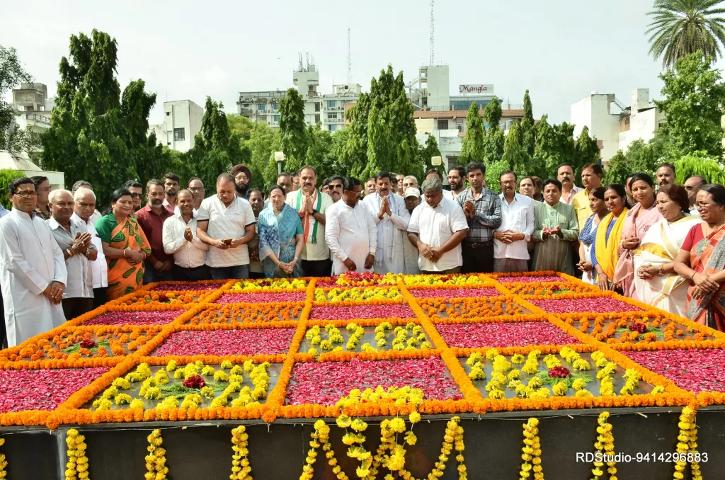 स्व. मोहनलाल सुखाड़िया की जयंती : तमाम कांग्रेस नेता और परिजनों ने अर्पित किए श्रद्धा सुमन