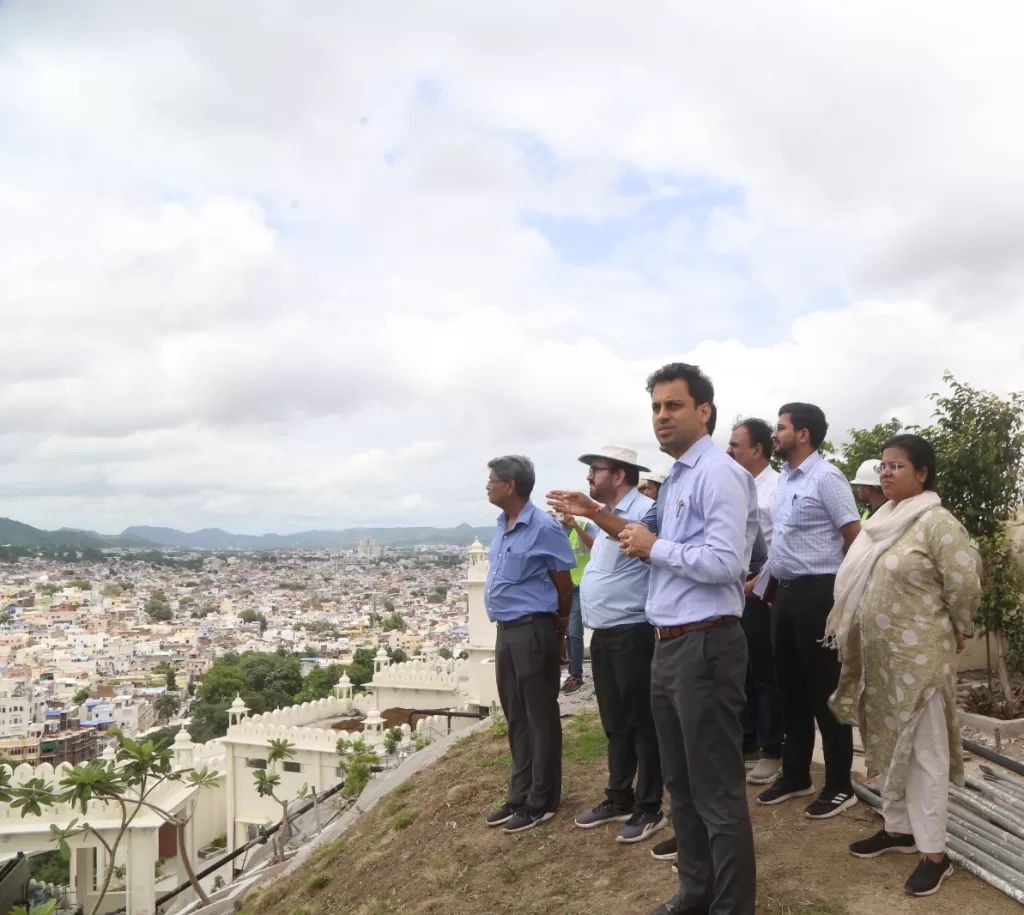 कलेक्टर ने छुट्टी के दिन किया शहर के विकास कार्यों का निरीक्षण, पर साहब इन अफसरों को सच बोलना सिखाइए