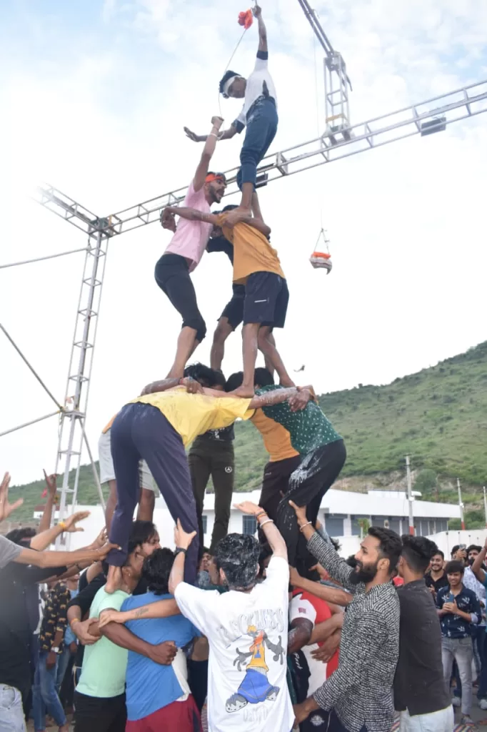 कृष्ण जन्माष्टमी : प्रताप गौरव केंद्र में मची लालन के मेले की धूम, युवतियों की टोली ने 16 फीट तो युवाओं ने 23 फीट ऊंची मटकी फोड़ी