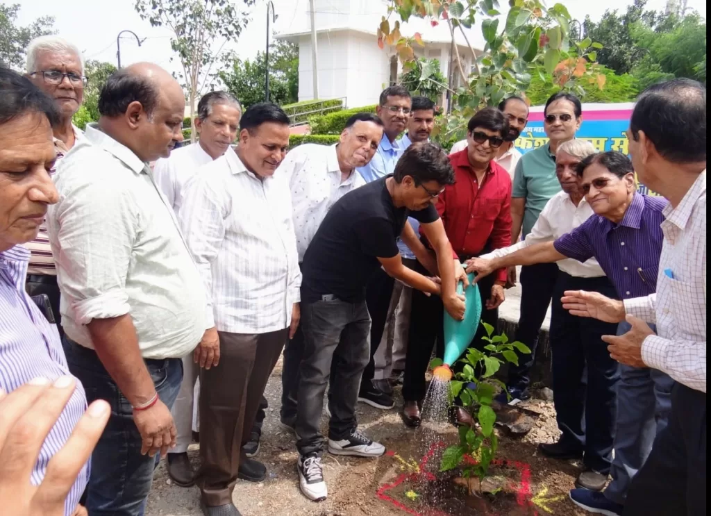 केशुलालजी महाराज सा की दीक्षा जयंती पर 101 फलदार एवं औषधीय वृक्षारोपण