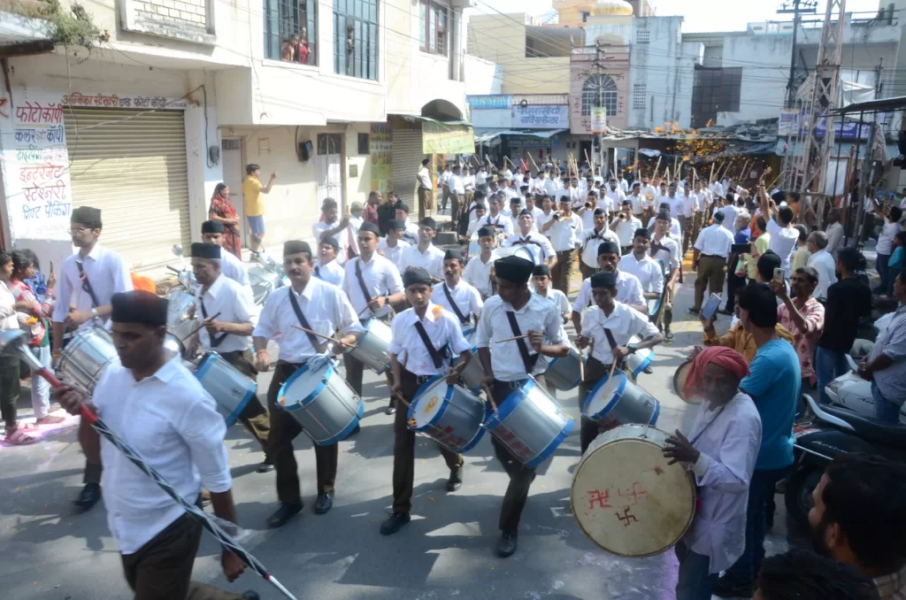 विजयदशमी पर उदयपुर में तीन स्थानों से निकला संघ का पथ संचलन