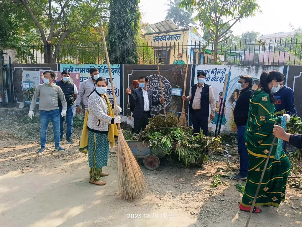 भारत रत्न स्व. श्री अटल बिहारी वाजपेयी की जयंती पर शोभागपुरा ग्राम पंचायत भवन के सामने किया श्रमदान