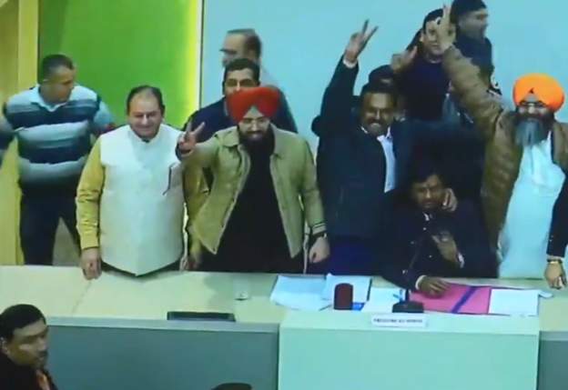 हैडलाइंस आज : चंडीगढ़ में भाजपा का मेयर जीता, बहुमत के बाद भी कांग्रेस व आप की हार