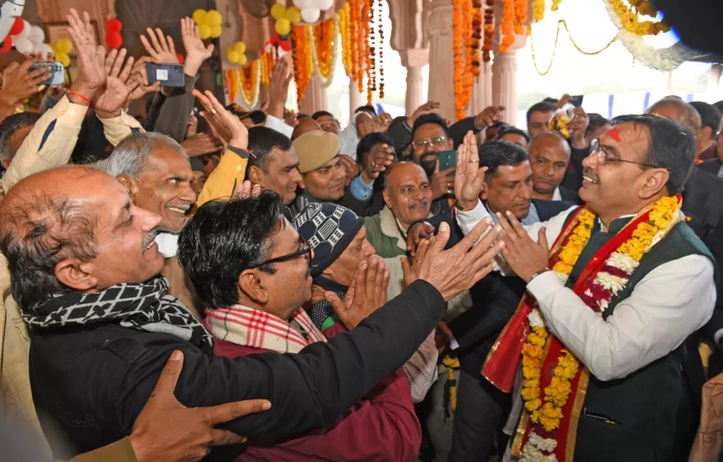 मुख्यमंत्री का भरतपुर संभाग दौरा : मुख्यमंत्री भजनलाल शर्मा ने बांके बिहारी जी मन्दिर में किए दर्शन