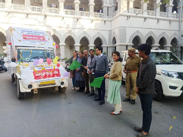 बेटी बचाओ-बेटी पढ़ाओ : जिला कलक्टर ने जागरूकता रथ को किया रवाना