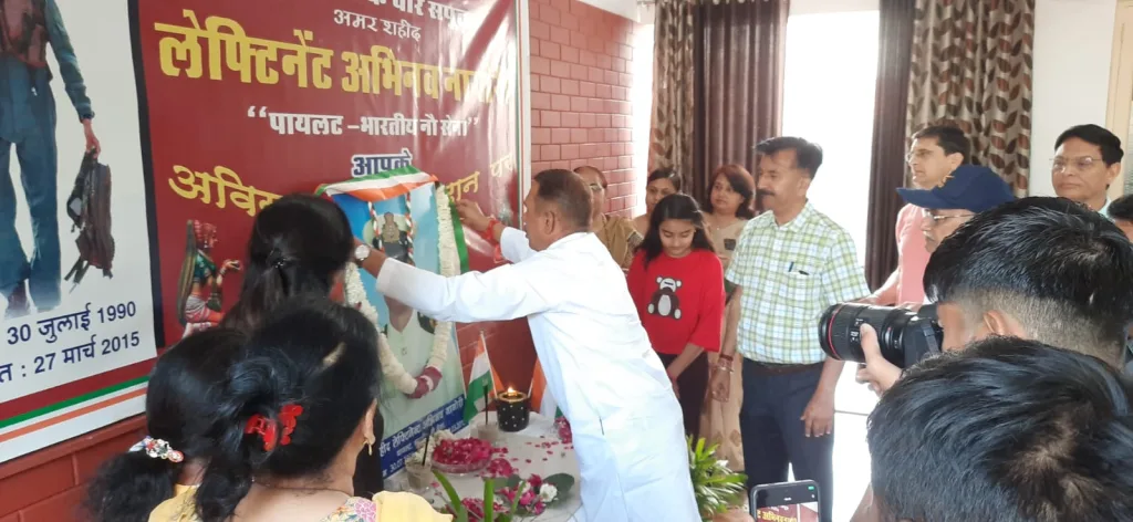 शहीद लेफ्टिनेंट अभिनव नागोरी के बलिदान दिवस पर कांग्रेस प्रत्याशी ताराचंद मीना व पंकज शर्मा ने अर्पित की पुष्पांजलि