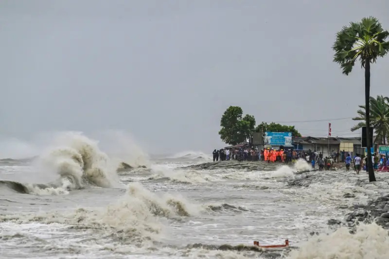 चक्रवात रेमल : बांग्लादेश के तटीय इलाकों में हज़ारों लोग सुरक्षित स्थानों पर गए, पश्चिमी बंगाल में भी अलर्ट