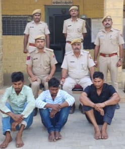 जैसलमेर में मोहनगढ़ थाना पुलिस ने शातिर नकबजन गिरोह का किया खुलासा : 20 किमी पीछा कर तीन बदमाशों को पकड़ा