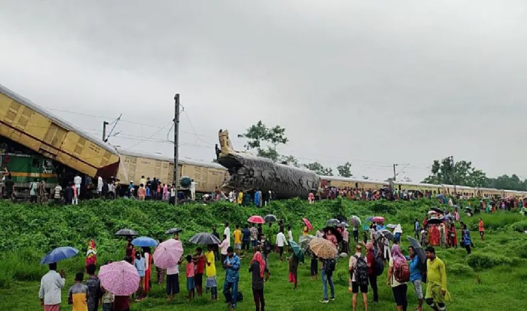 पश्चिम बंगाल में रेल हादसा: 9 की मौत, 46 घायल, कई ट्रेनें प्रभावित