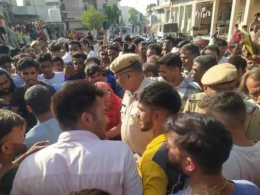 उदयपुर: ग्रामीणों ने चोरों को पकड़ा, पुलिस बोली- ‘हम सो रहे हैं, गांव वालों का गुस्सा फूटा, सड़क पर प्रदर्शन