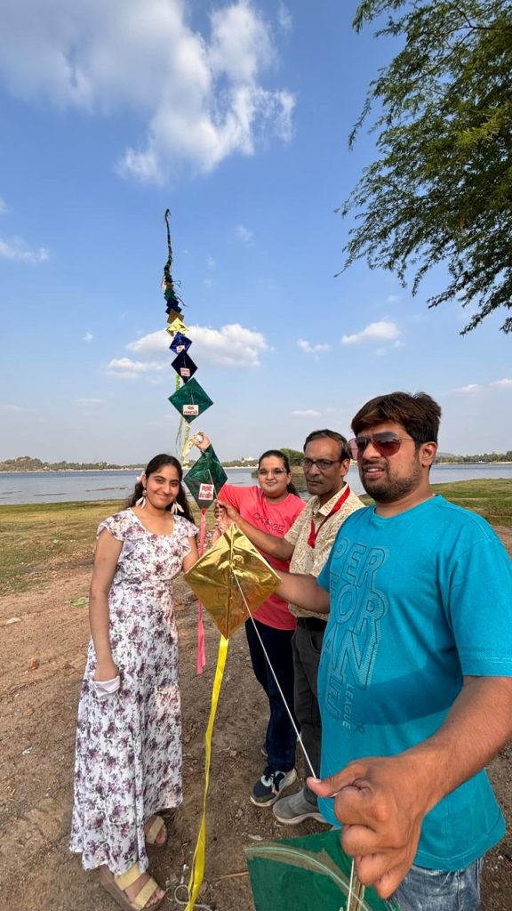 अंतरराष्ट्रीय पतंग बाज स्वर्गीय अब्दुल मलिक की स्मृति में फतहसागर पर पतंग महोत्सव