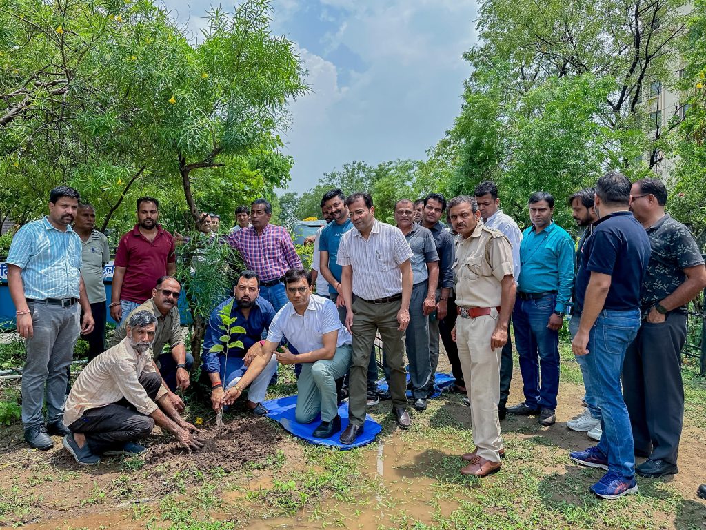 डॉ. लक्ष्यराज सिंह मेवाड ने आरटीओ कार्यालय में किया वृक्षारोपण