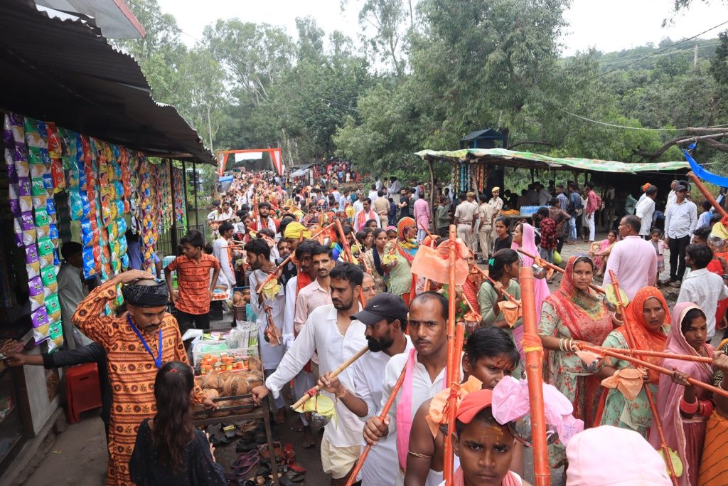 हर्षोल्लास से निकली 19वीं कावड़ यात्रा, 11 हजार कावड़ियों ने किया महादेव का अभिषेक