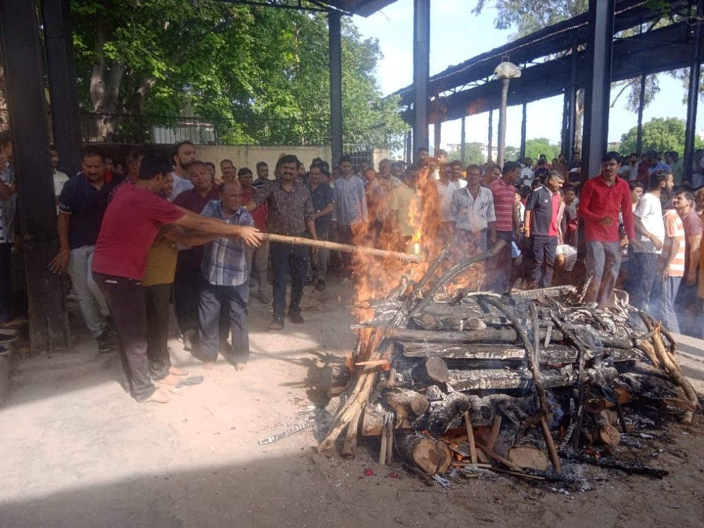 ये दुआ है हमारी रब से ऐसे दिन फिर कभी न दिखाए : सहपाठी के चाकू के हमले में मारे गए छात्र का अंतिम संस्कार, दर्द में भी शहर ने बनाए रखा धैर्य