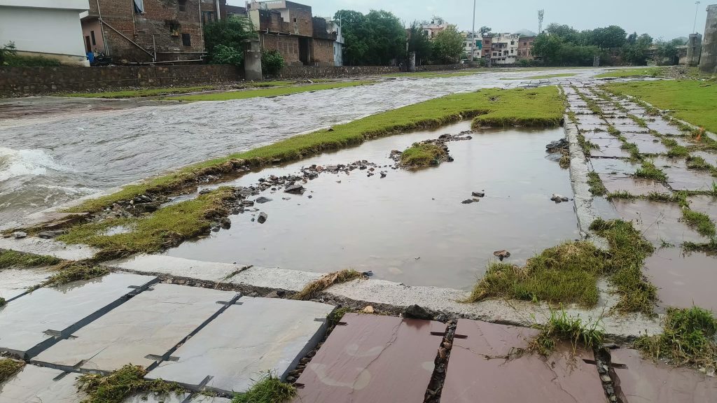 वेनिस को छोड़िए, अब आयड़ देखिए : जब दिखावटी सौंदर्य की असलियत सामने आती है