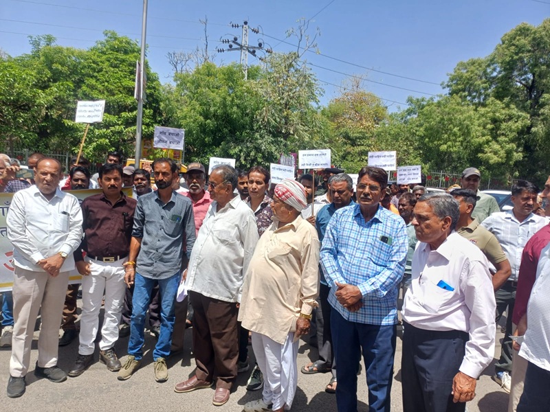 नगर निगम के परिसीमन के विरोध में सीसारमा गांव का जिला कलेक्ट्री पर धरना प्रदर्शन