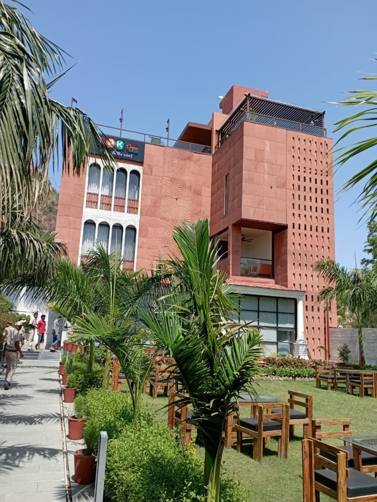 ईको सेंसिटिव जोन में अवैध निर्माण पर यूआईटी की सख्त कार्रवाई, होटल व क्लब को किया गया सील