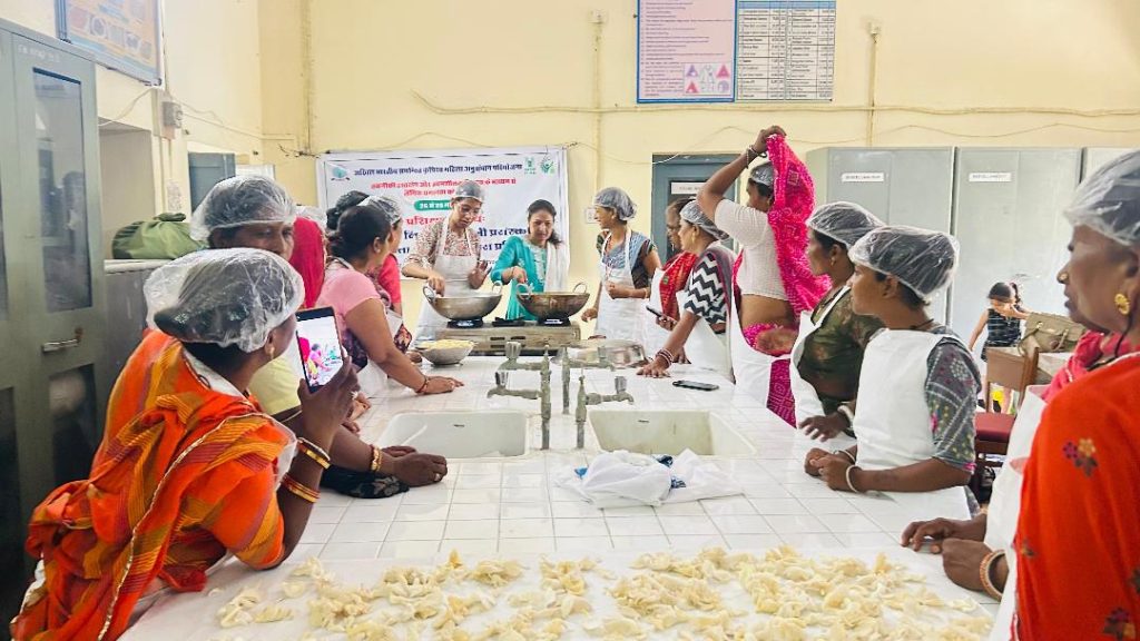 स्वावलंबन की ओर कदम : युवतियों ने सीखा फल-सब्ज़ी प्रसंस्करण का हुनर