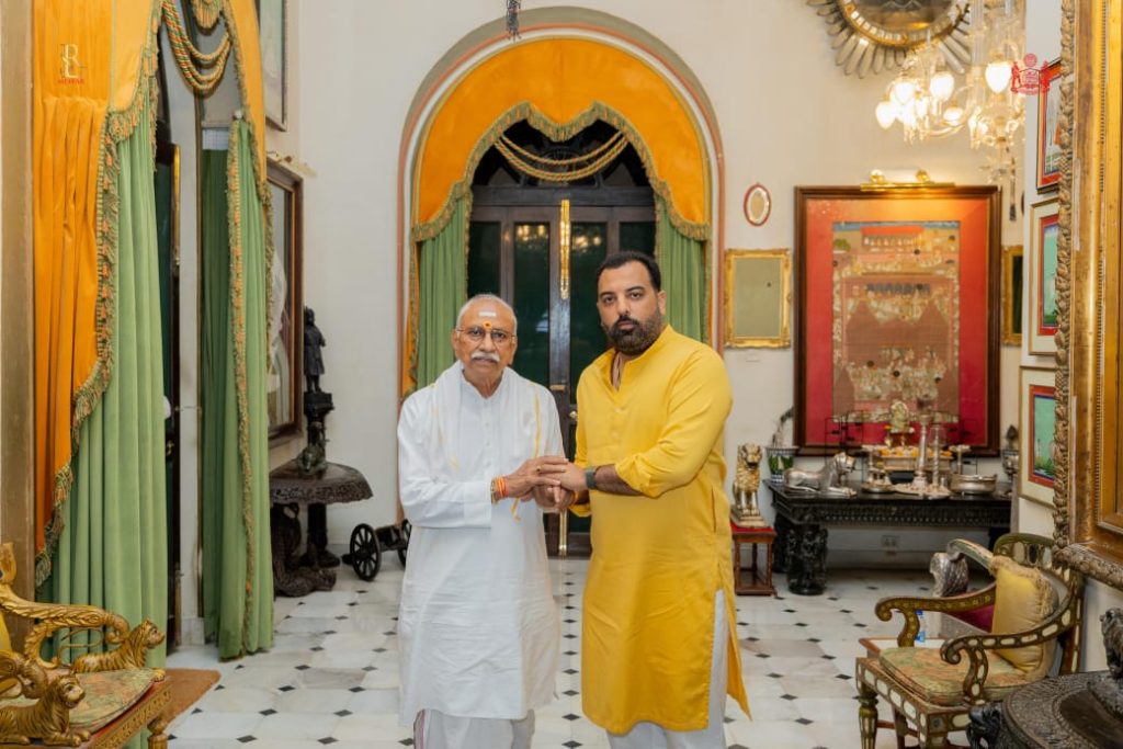 सिटी पैलेस में शंखनाद : जब विहिप अध्यक्ष दिनेशजी और मेवाड़ के पूर्व राजपरिवार के सदस्य डॉ. लक्ष्यराज सिंह की हुई खास मुलाकात