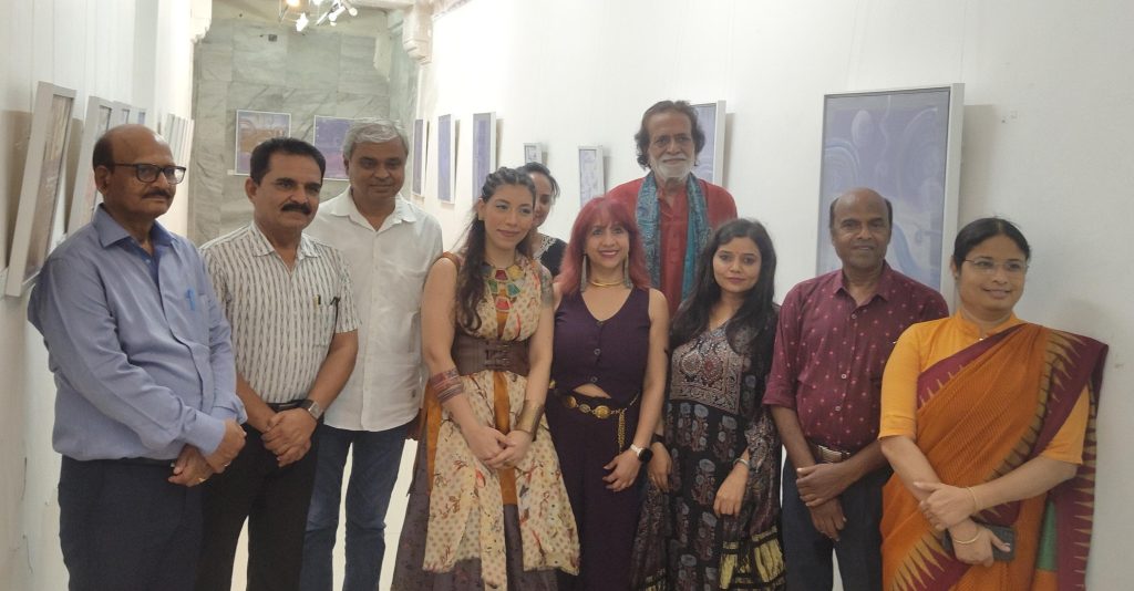 “बीकमिंग लाईट” प्रदर्शनी का शुभारंभ – आत्मिक यात्रा को दर्शाती अमूर्त कला