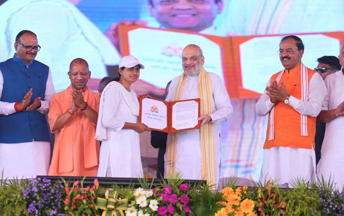 केन्द्रीय गृह एवं सहकारिता मंत्री अमित शाह ने आज उत्तर प्रदेश की राजधानी लखनऊ में उत्तर प्रदेश पुलिस के 60,244 सिविल पुलिस कांस्टेबलों को नियुक्ति पत्र वितरित किए