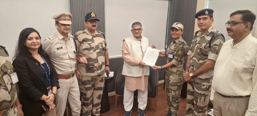माउंट एवरेस्ट फतह करने वाली CISF की पहली महिला अधिकारी गीता सामोता को राज्यपाल गुलाब चंद कटारिया ने प्रदान किया राष्ट्रपति प्रशंसा पत्र
