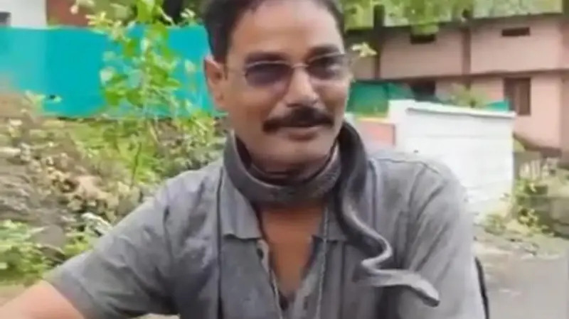 सांप को गले में डालना पड़ा जानलेवा : सांप को पकड़ना उनकी रोज़मर्रा की ज़िम्मेदारी थी, उसी ने उनके जीवन की डोर छीन ली
