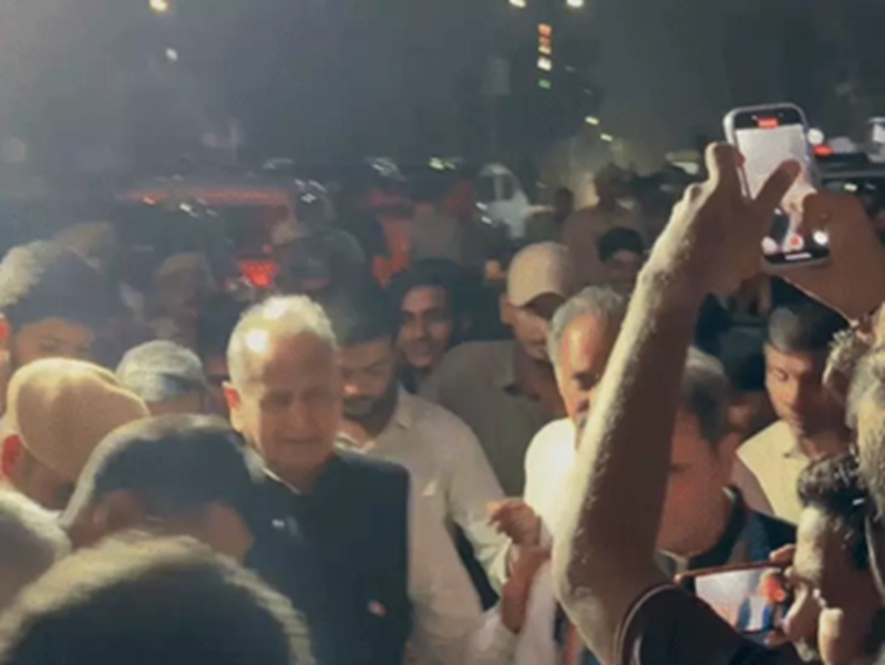 उदयपुर की सुखाड़िया यूनिवर्सिटी वीसी विवाद : पूर्व सीएम गहलोत ने तुड़वाया एनएसयूआई कार्यकर्ताओं का अनशन