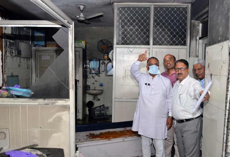 जयपुर में  एसएमएस ट्रॉमा सेंटर अग्निकांड के बाद सरकार की बड़ी कार्रवाई : अधीक्षक और प्रभारी डॉक्टर पद से हटाए गए, अभियंता निलंबित, फायर एजेंसी पर एफआईआर के निर्देश