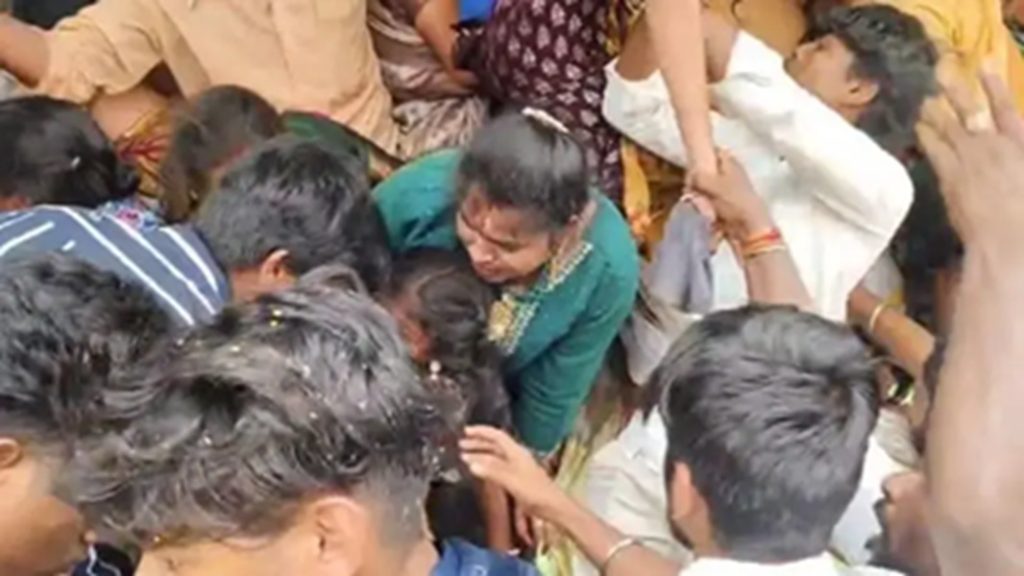 आंध्र प्रदेश: श्रीकाकुलम के वेंकटेश्वर मंदिर में भगदड़, 10 श्रद्धालुओं की मौत