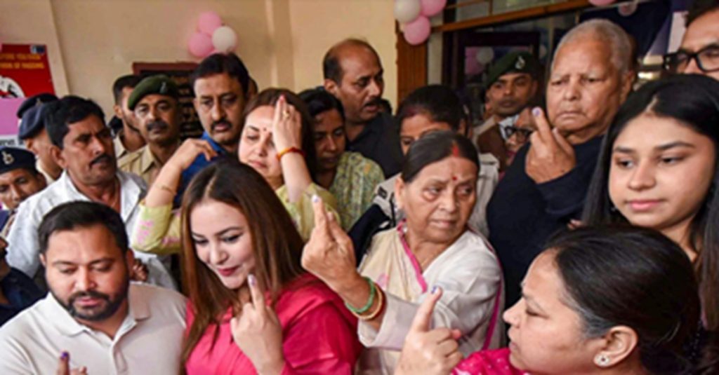 बिहार विधानसभा चुनाव : पहले चरण की वोटिंग पर संकट, सियासत और सामाजिक प्रतिक्रियाओं का विश्लेषण