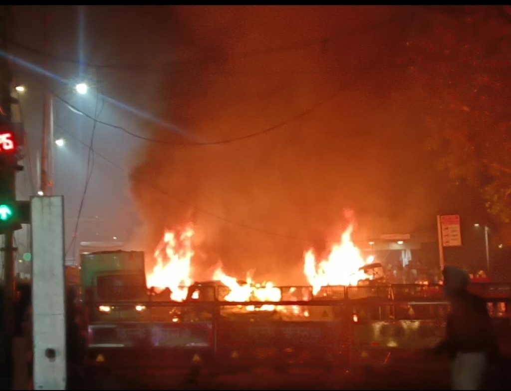 दिल्ली में लाल किले के पास कार में धमाका, एक की मौत की पुष्टि, कम से कम 8 लोगों के मरने की खबर, 24 घायल—कई गाड़ियां जलीं, फॉरेंसिक टीम जांच में जुटी