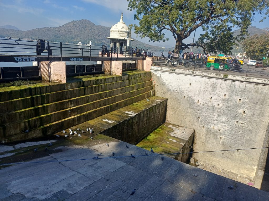 फतेहसागर पाल पर फ्लावर शो देखने जाएं…तो इस बदहाल स्थित को जरूर देखें