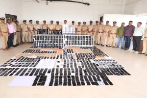 मुंबई पुलिस की बड़ी कामयाबी : उत्तर प्रदेश से बरामद किए 2 करोड़ रुपये के 1,650 चोरी हुए मोबाइल