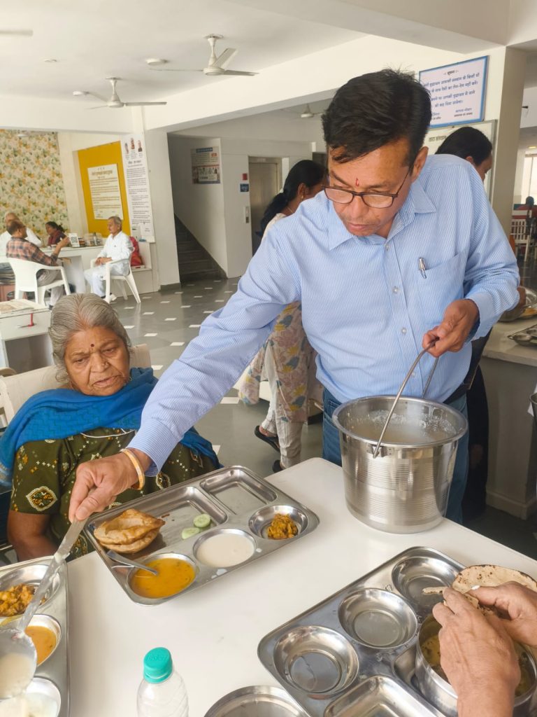 महावीर जयंती पर वृद्धाश्रम में सेवा का स्पर्श, बुजुर्गों की दुआओं से भावुक हुआ माहौल