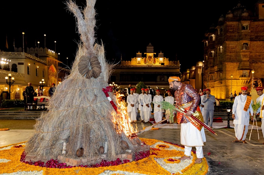 मेवाड़ की शाही होली : डॉ. लक्ष्यराज सिंह मेवाड़ ने किया होलिका दीपन; माणक चौक में गूंजे वैदिक मंत्र और लोक संस्कृति के स्वर