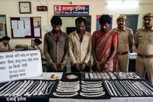 दुल्हन की पोशाक में शैतान : मोहित ज्वेलर्स में 100 किलो चांदी की डकैती, 7 टीमों का धावा और 3 कंजर गिरफ्तार