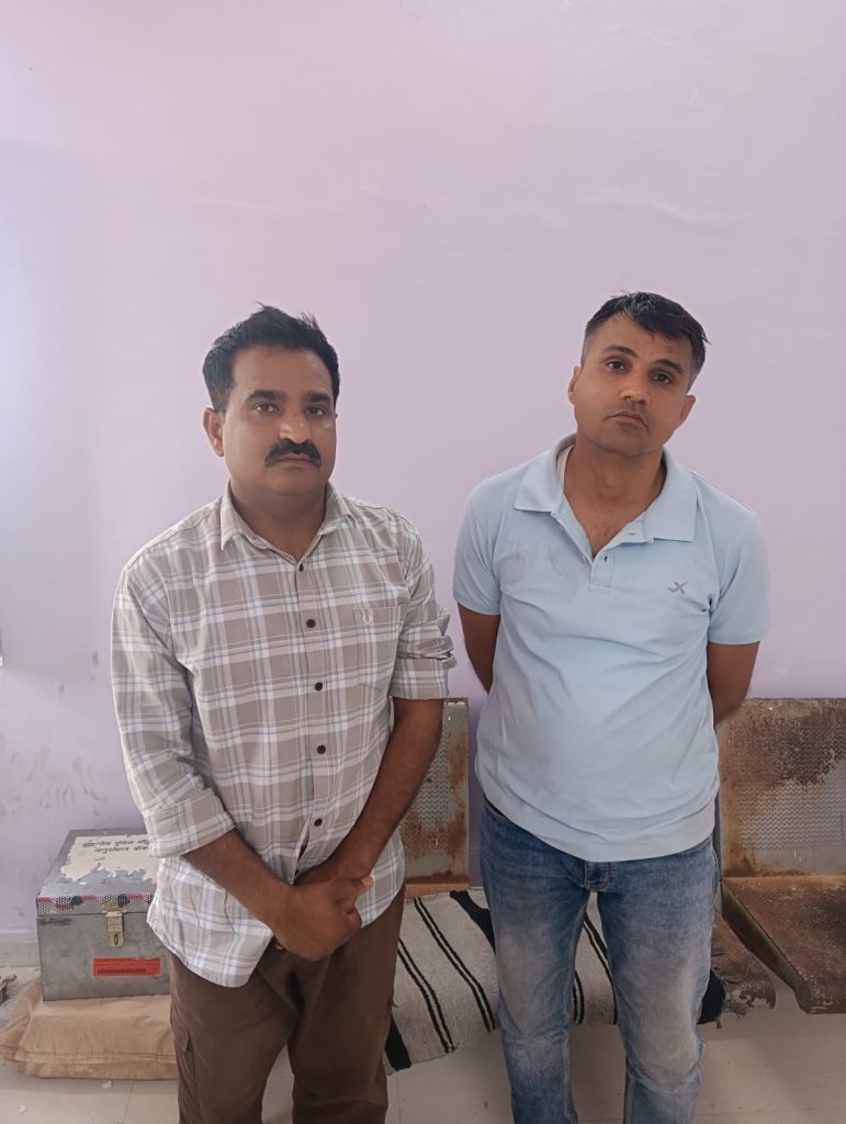 उदयपुर में थानाधिकारी व कांस्टेबल 8 लाख रुपये रिश्वत लेते रंगे हाथ गिरफ्तार