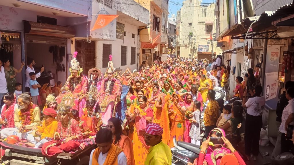 ऐसी हनुमान भक्ति देखी नहीं कहीं…गूंजे राम भक्त के जयकारे, जब 1111 मीटर की पगड़ी पहन लोगों के संकट मिटने नगर भ्रमण पर निकले संकटमोचन