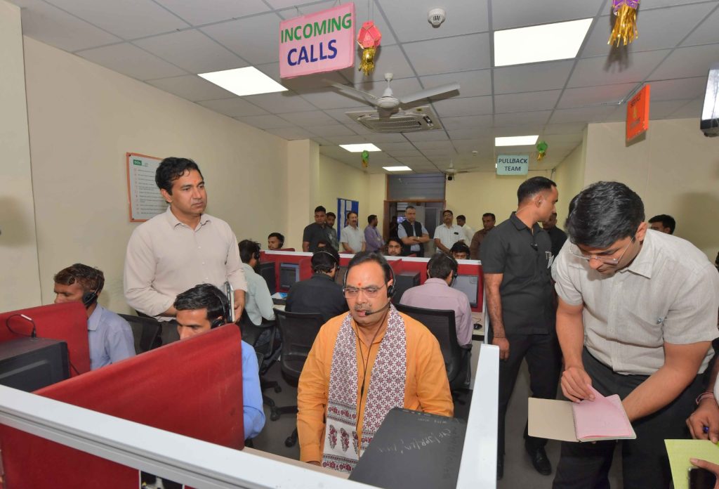 सुशासन की सीधी दस्तक : 181 हेल्पलाइन सेंटर पहुंचे मुख्यमंत्री भजनलाल शर्मा, फोन पर सुनीं समस्याएं, मिनटों में जारी हुआ 10 साल से अटका मूल निवास