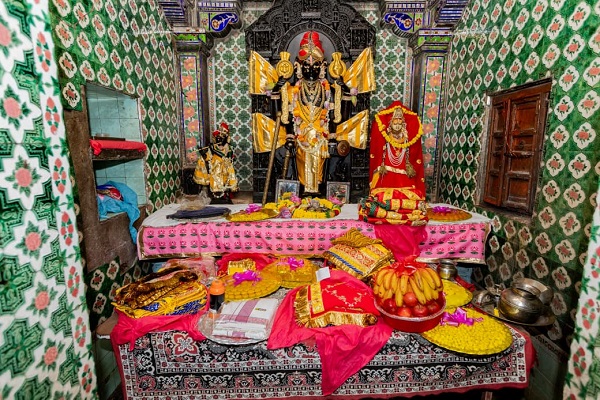 जब परम्परा बनी पूजा और श्रद्धा बनी विरासत… मेवाड़ की सदियों पुरानी राजपरम्परा के तहत डॉ. लक्ष्यराज सिंह मेवाड़ ने श्री जगन्नाथ रायजी को अर्पित किए पोशाक एवं भोग