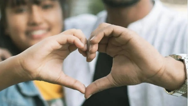 Gen Z Dating Millennials: Indian Singles Share the Pros and Cons of Cross-Generational Relationships