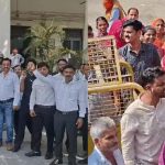 उदयपुर कलेक्ट्रेट पर दोतरफा संग्राम : न्याय की चौखट पर अड़े वकील तो जहरीले धुएं के खिलाफ सड़कों पर उतरे आईआईएम व दीनदयाल नगर के बाशिंदे
