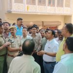 सार्वजनिक सड़कों पर दुकानदारों की दादागीरी, वरिष्ठ फोटो जर्नलिस्ट और उनके बेटे पर हमला प्रशासन के मुंह पर तमाचा, पत्रकारों और जनप्रतिनिधियों में भारी आक्रोश